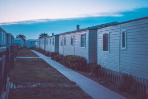 a row of mobile homes sitting next to each other